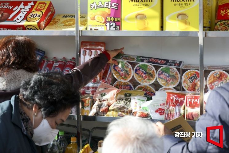 1일 충남 당진 합덕읍 도곡1리마을회관에 마련된 가가호호 찾아가는 당진농촌이동장터를 찾은 주민들이 물품을 구매하고 있다.강진형 기자