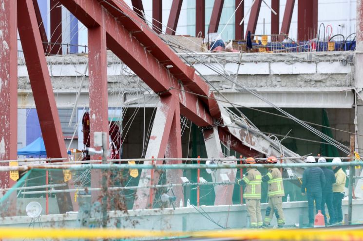 광주대표도서관 붕괴 사고 사흘째인 13일 오전 광주 서구 치평동 사고 현장에서 구조 당국 관계자들이 현장을 둘러보고 있다.연합뉴스