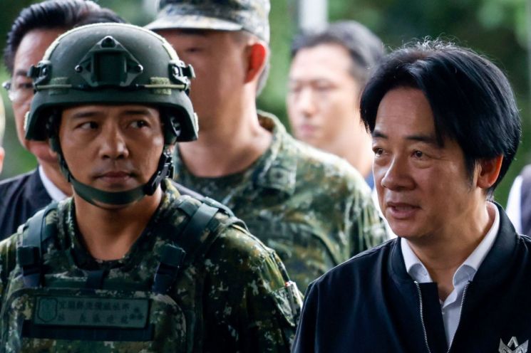 라이칭더 대만 총통이 지난 2일(현지시간) 대만 일란현 예비군 훈련장을 시찰하고 있다.로이터연합뉴스