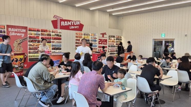 CU 라면 특화 편의점 왕산마리나점.