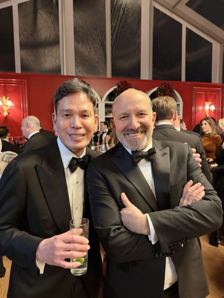 정용진 신세계그룹 회장(왼쪽)이 하워드 러트닉 미국 상무부 장관과 성탄절 만찬에서 기념촬영하고 있다.신세계그룹 제공