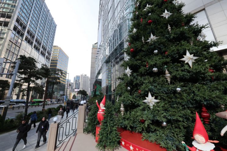 서울 중구 명동 한 백화점 앞에 크리스마스 조형물이 설치돼 있다.연합뉴스
