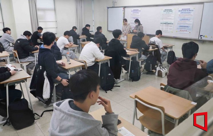 2026학년도 대학수학능력시험이 실시된 13일 오전 서울 용산구 용산고등학교에서 수험생들이 시험 준비를 하고 있다.사진공동취재단