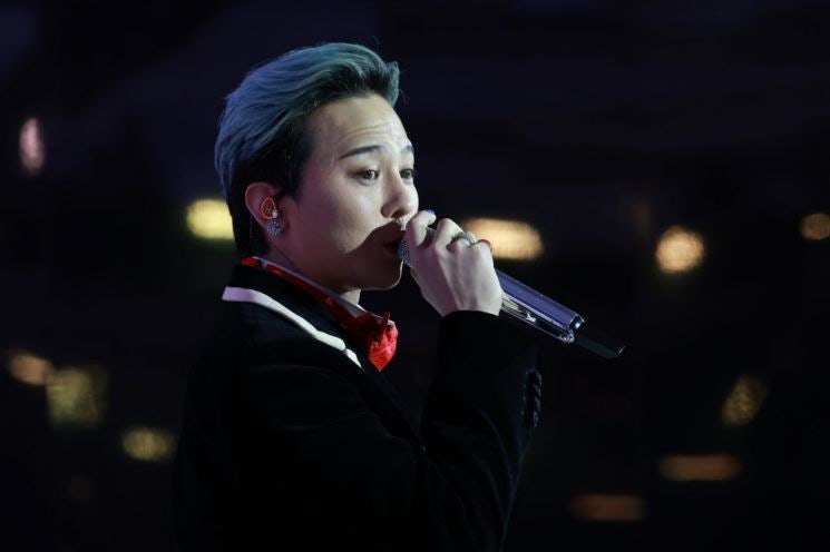'<b>지드래곤 콘서트</b>' <b>암표 거래</b> 시도한 중국인들 적발