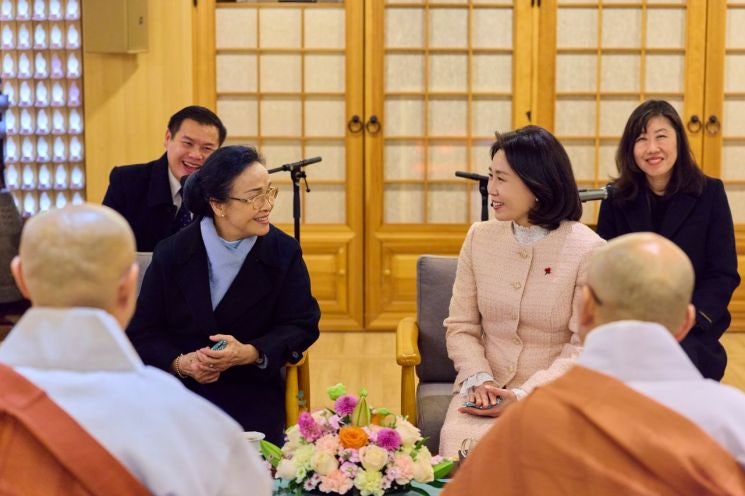 라오스 국가주석 부인과 조계사 방문한 金<b>여사</b> "종교·<b>문화</b>로 우호 증진...