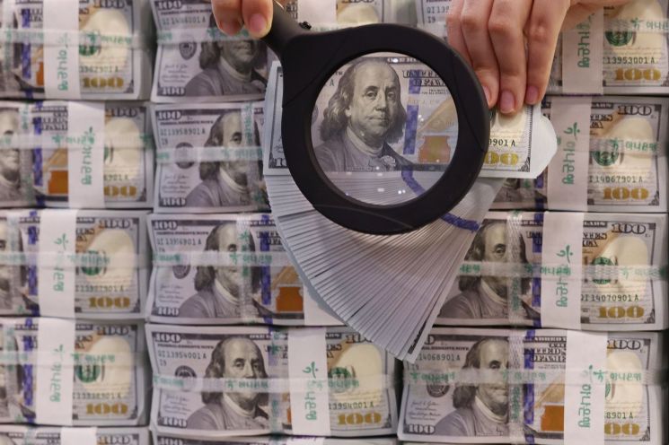 서울 중구 명동 KEB하나은행 위변조대응센터에서 직원이 미국 달러를 들어 보이고 있다.연합뉴스