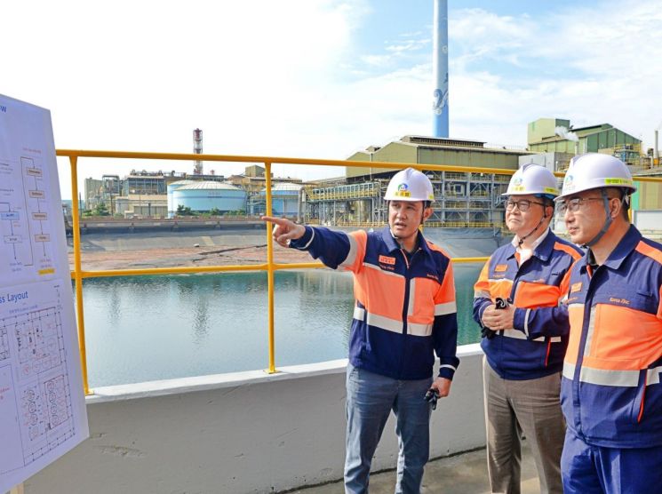 최윤범 고려아연 회장이 지난 9월 울산 온산제련소를 방문해 게르마늄 공장 신설 준비 현장을 점검하고 있다.고려아연