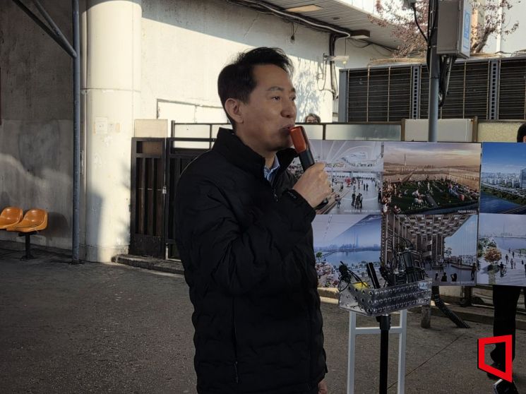 오세훈 서울시장이 15일 광진구 동서울터미널을 찾아 발언을 하고 있다.이정윤 기자