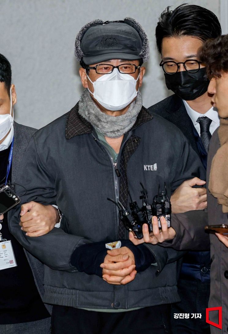 12.3 비상계엄을 사전 모의하고 포고령을 작성한 혐의를 받는 노상원 전 정보사령관이 24일 서울 은평구 서울서부경찰서에서 검찰에 송치되기 위해 호송차로 이동하고 있다. 강진형 기자