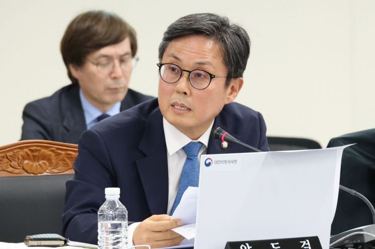 23일 대전지방국세청에서 열린 국회 기획재정위원회의 국정감사에서 더불어민주당 안도걸 의원이 질의하고 있다.연합뉴스