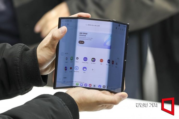 2일 서울 서초구 삼성 강남에서 열린 삼성전자 폴더블폰 '갤럭시Z 트라이폴드 공개 미디어 브리핑'에서 취재진이 제품을 체험하고 있다.2025.12.2 강진형 기자