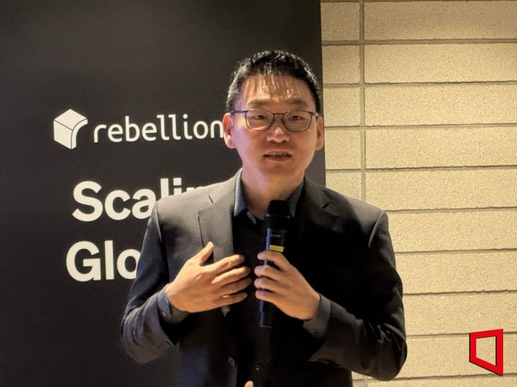 박성현 리벨리온 대표가 16일 경기 성남시 리벨리온 오피스에서 설립 5주년 미디어데이를 열고 글로벌 확장 전략을 발표하고 있다.장희준 기자