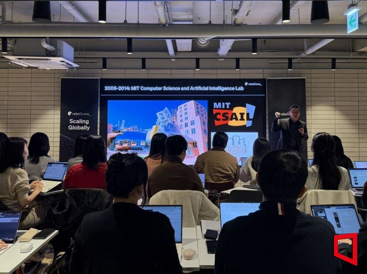 박성현 리벨리온 대표가 16일 경기 성남시 리벨리온 오피스에서 설립 5주년 미디어데이를 열고 글로벌 확장 전략을 발표하고 있다.장희준 기자