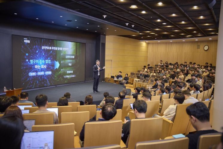 정재헌 SK텔레콤 최고경영자(CEO·사장)가 16일 오전 서울 중구 SKT 사옥 수펙스홀에서 진행된 타운홀 미팅에서 발언하고 있다.SK텔레콤 제공