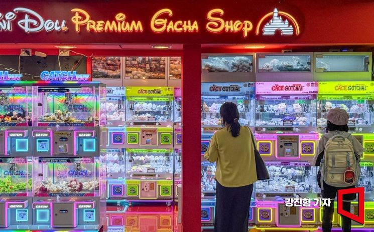 무작위 추첨으로 상품을 획득하는 방식이 소비자 기대감을 자극하는 '가챠(랜덤뽑기)' 열풍이 확산하고 있다.을지로 한 가챠샵을 찾은 시민들.아시아경제DB