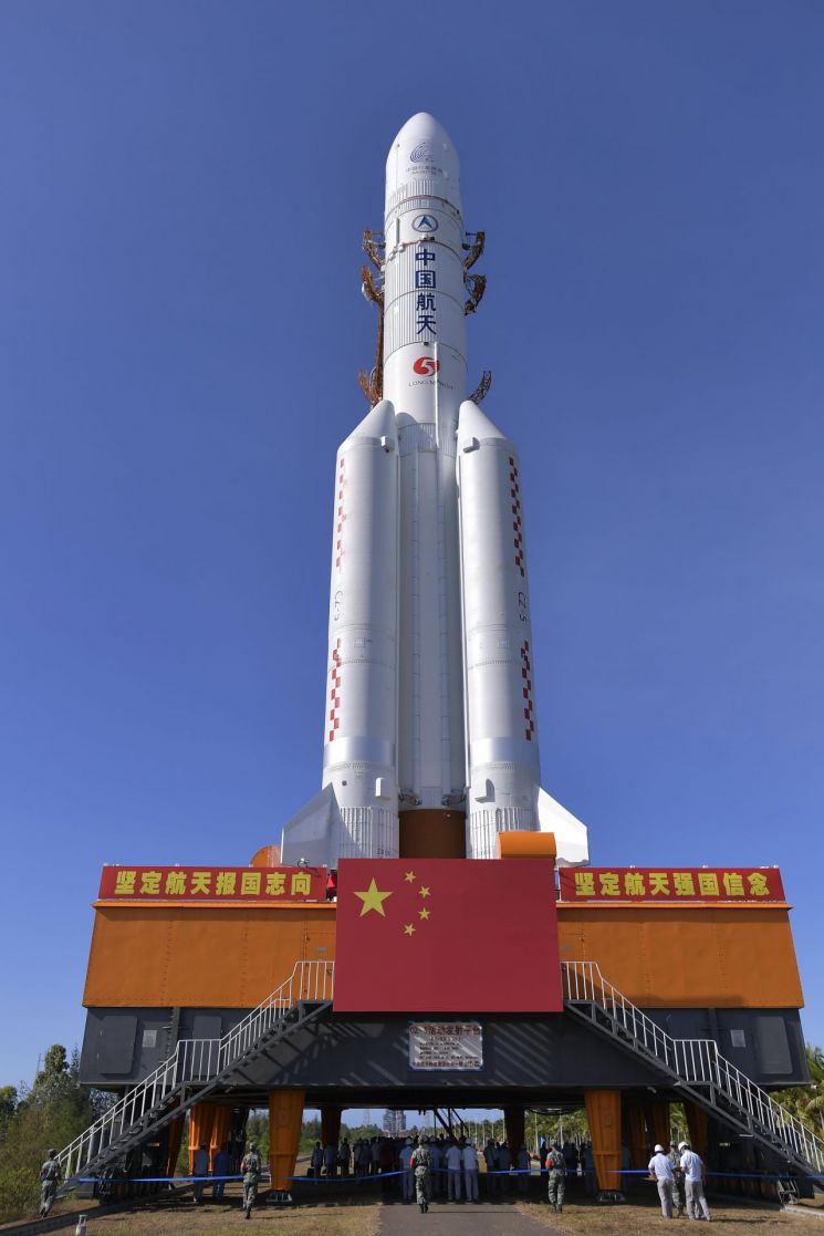 중국의 화성탐사선 톈원(天問)-1호를 운반할 창정(長征)-5 Y4 로켓이 2020년 7월 17일 하이난성의 원창 우주발사장 발사대에 설치돼 있다.신화/연합뉴스 제공