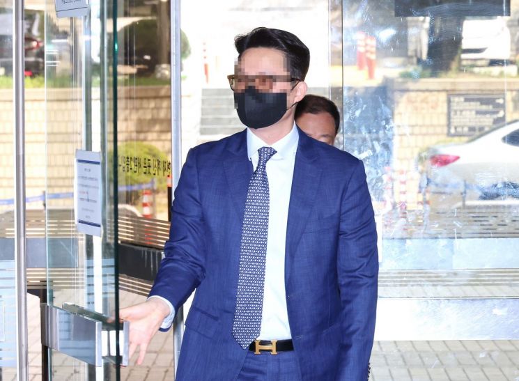 '건진법사 청탁' 의혹 윤영호 전 통일교 세계본부장이 지난 7월 30일 영장실질심사를 의해 서울중앙지법에 출석하고 있다.연합뉴스