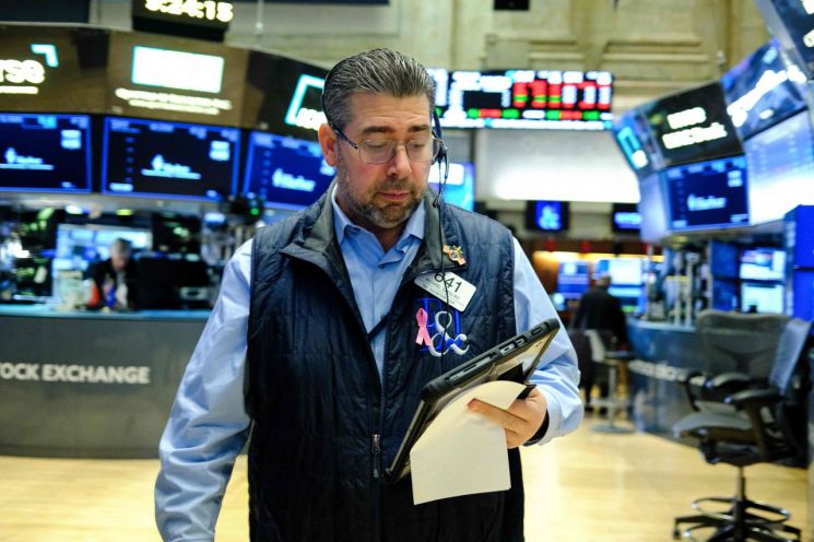 미국 뉴욕증권거래소(NYSE) 거래장에서 트레이더가 업무를 보고 있다.AFP연합뉴스