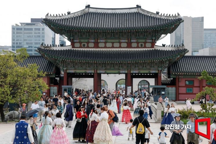 중국인 단체관광객에 대한 무비자 입국이 시행된 29일 서울 종로구 경복궁을 찾은 중국인 관광객을 비롯한 외국인 관광객들로 붐비고 있다.2025.9.29 강진형 기자