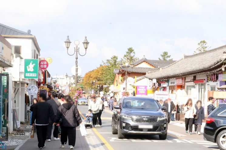 관광객 발길 이어진 경주 황리단길.연합뉴스