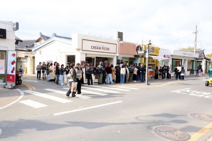 줄 서는 경주 황리단길 연합뉴스