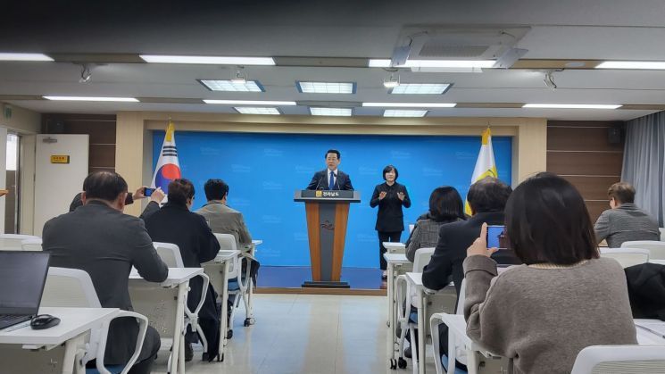 김영록 전남도지사는 17일 전남도청 브리핑실에서 기자회견을 열고 '광주 군 공항 이전 6자 협의체 출범 및 운영 방향' 등에 대해 설명했다.심진석 기자