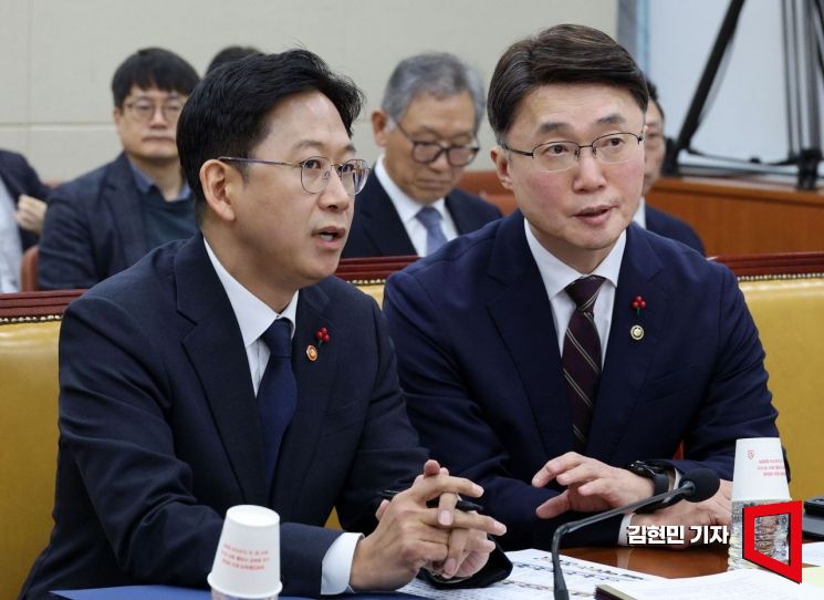 배경훈 과학정보통신부 장관과 류제명 2차관이 17일 국회 과학기술정보방송통신위원회에서 열린 쿠팡 침해사고 관련 청문회에서 대화하고 있다. 김현민 기자