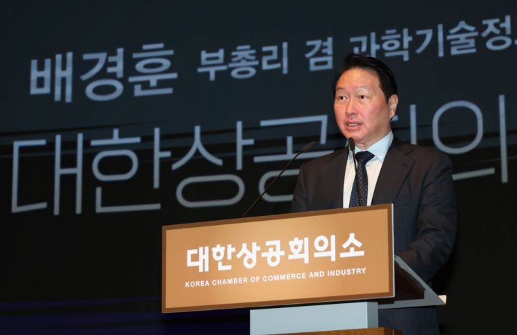 최태원 대한상공회의소 회장이 18일 오전 서울 중구 대한상의 회관 국제회의장에서 열린 '배경훈 부총리 겸 과학기술정보통신부 장관 초청 최고경영자(CEO) 조찬 간담회'에서 인사말을 하고 있다.대한상의