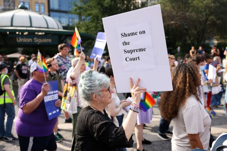 지난 6월18일(현지시간) 미국 대법원이 트랜스젠더 청소년에 대한 일부 의료 서비스를 금지하는 테네시 주법을 합헌으로 판결한 후,<a href=