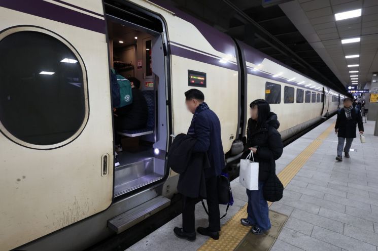 서울 강남구 수서역 SRT 승강장에 열차가 정차해있다.연합뉴스