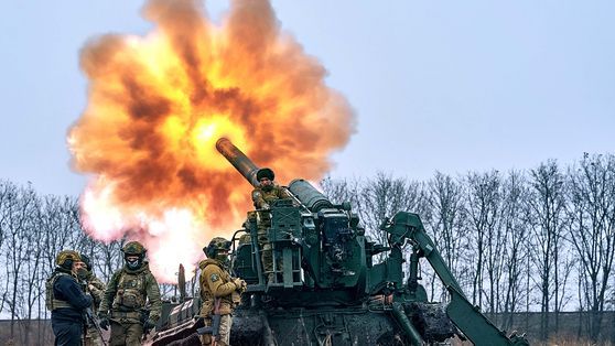 러시아군을 향해 포격하는 우크라이나 포병의 모습.AP연합뉴스