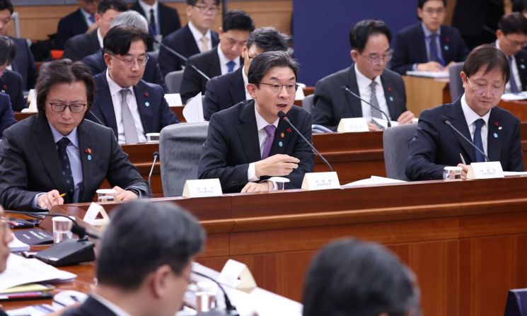 이억원 금융위원장이 19일 정부서울청사 별관에서 열린 금융위원회·공정거래위원회 업무보고에서 이재명 대통령 질문에 답하고 있다. 왼쪽부터 주병기 공정거래위원장, 이억원 금융위원장, 