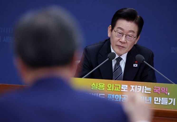李<b>대통령</b>, '비싼 생리대' 지적…디지털성범죄엔 "초국가범죄 TF서 다뤄라...