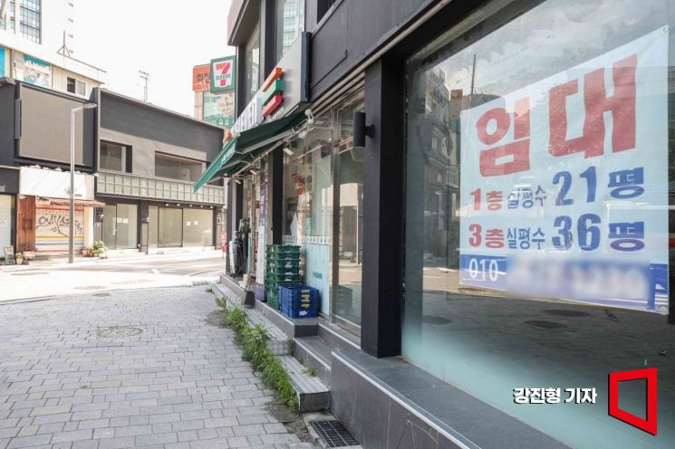 고물가를 동반한 소상공인의 경영난이 이어지며 소상공인 지원기금의 확대가 시급한 가운데 28일 서울 서대문구 이화여대 인근 상권에 텅빈 상가가 곳곳에 자리하고 있다.사진=강진형 기자aymsdream@
