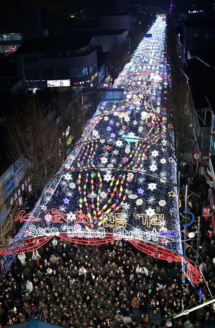 화천군이 20일 오후 화천읍 중앙로 일대에서 '선등거리 점등식'을 개최하고 있다.화천군 제공