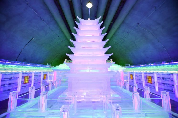 화천군이 20일 오후 '실내얼음조각광장'을 개장하고 있다.화천군 제공