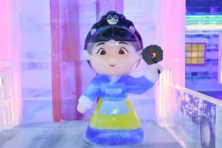 화천군이 20일 오후 '실내얼음조각광장'을 개장하고 있다.화천군 제공