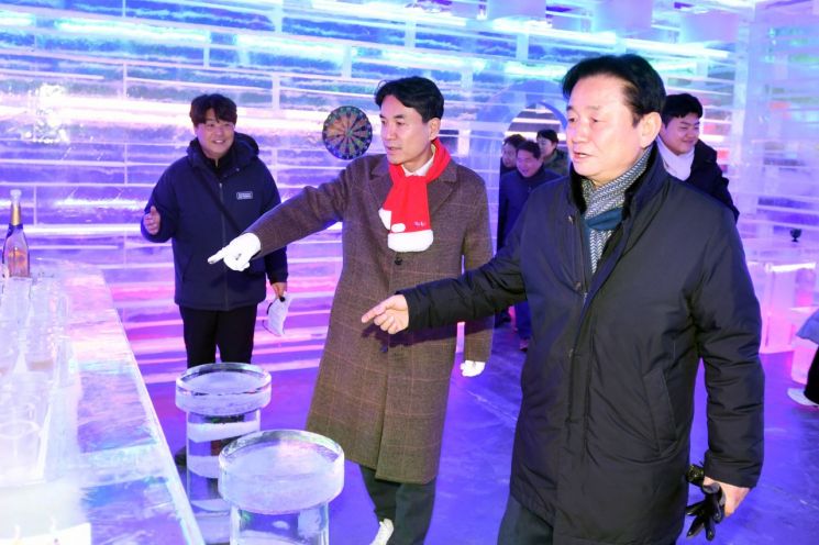 김진태 강원특별자티도지사와 최문순 화천군수가 20일 2026 얼음나라 화천산천어축제의 인기 프로그램인 실내얼음조각광장 타빙식 현장을 살펴보고 있다.화천군 제공