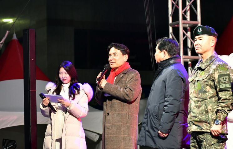 김진태 강원특별자치도지사가 20일 오후 화천군 화천읍 중앙로 일대에서 열린 '선등거리 점등식'에서 인사말을 하고 있다.화천군 제공