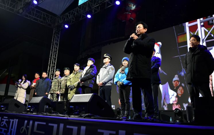 최문순 화천군수가 20일 오후 화천군 화천읍 중앙로 일대에서 열린 '선등거리 점등식'에서 인사말을 하고 있다.화천군 제공