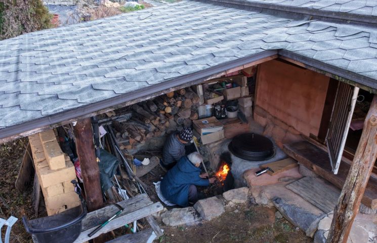 가마솥 아래 땔감…영하 4도 아궁이가 있는 풍경.연합뉴스 제공