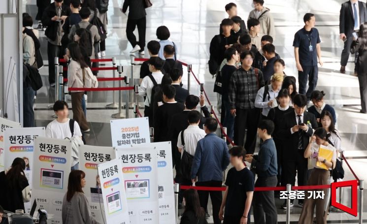 ���ڸ� �ڶ�ȸ�� ã�� �����ڵ��� ä����� �Խ����� ���캸�� �ִ�.