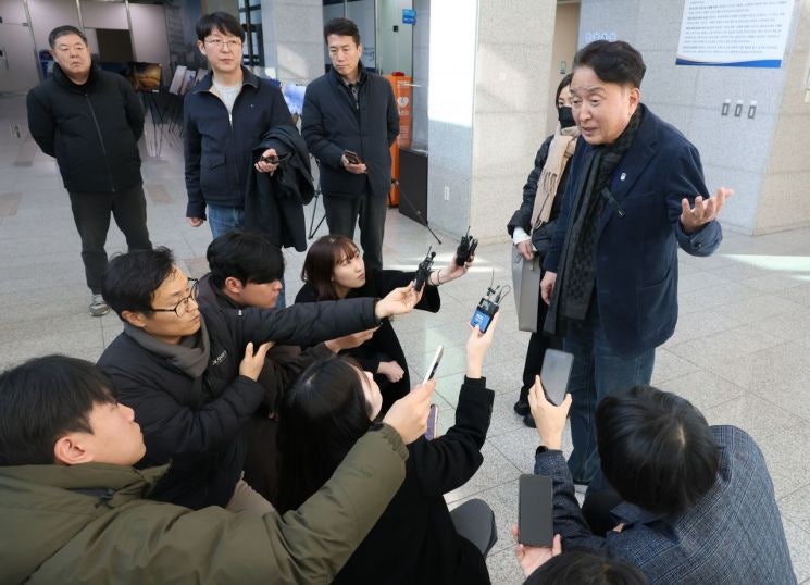 '<b>돈봉투 수수 의혹</b>' <b>김영환</b> 충북지사, 경찰과 치열한 공방