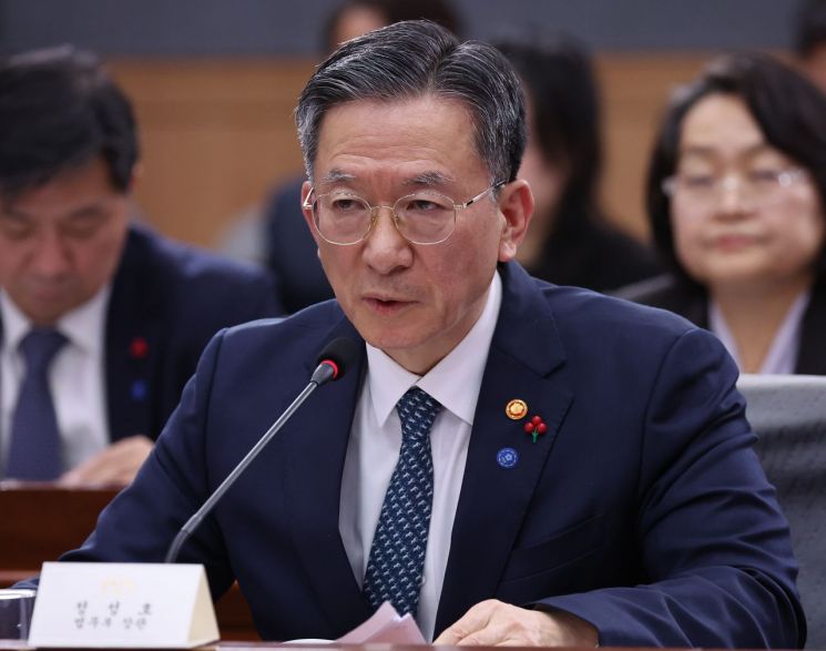 정성호 법무부 장관이 19일 정부서울청사 별관에서 이재명 대통령에게 업무보고를 하고 있다.연합뉴스