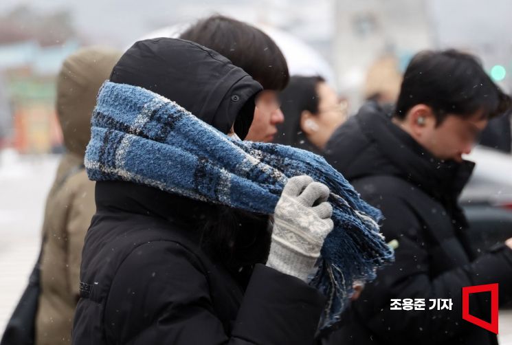 서울 종로구 광화문 네거리에는 두툼한 복장을 한 직장인이 목도리를 하고 있다.아시아경제DB