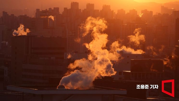 한파가 불어닥친 서울 도심의 건물들이 난방을 가동하며 수증기를 내뿜고 있다.아시아경제DB