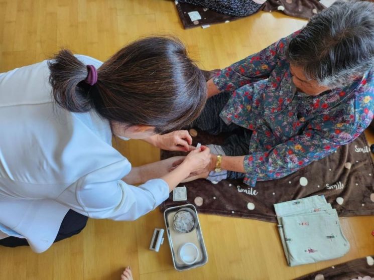 화성시가 겨울철 취약계층 건강 관리를 위해 선제적 대응에 나선다.시 관계자가 관내 어르신을 방문해 건강상태를 살피고 있다.화성시