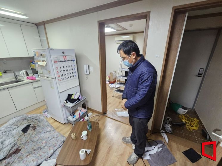 유품정리 업체 '카리스마' 윤정섭 대표(50)가 간이 제단을 만들어 고인의 넋을 기리고 있다. 박승욱 기자