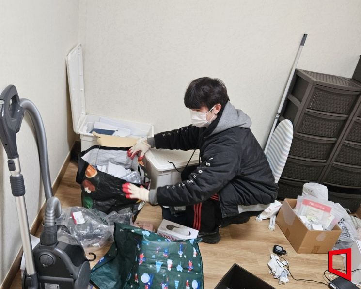박승욱 기자가 고인의 집에서 유품정리를 하고 있다.