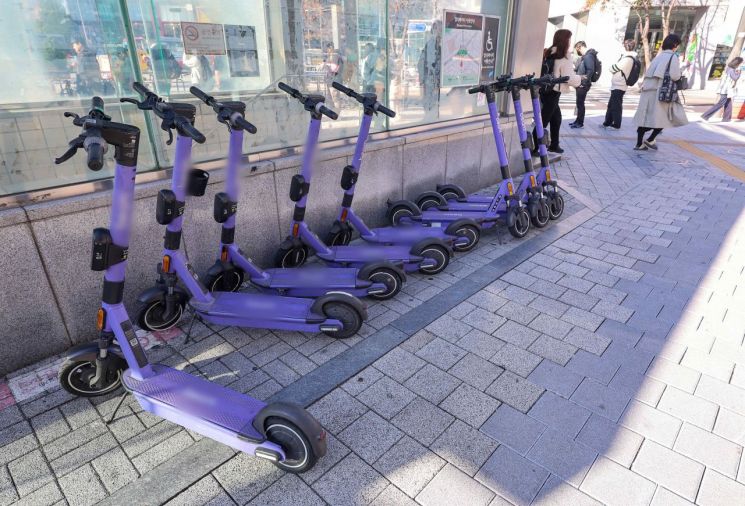 서울 시내에 전동킥보드들이 주차돼 있다.연합뉴스